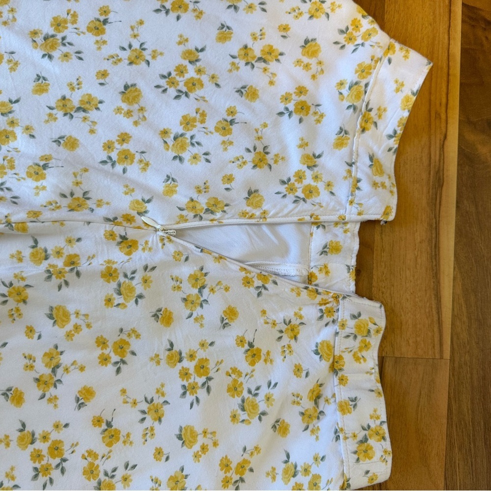 Hollister Floral Mini Skirt in White and Yellow
Ultra High-Rise - Picture 6 of 8